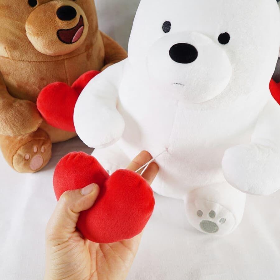 展示熊熊遇見你玩偶，展示與其心形配件互動的方式